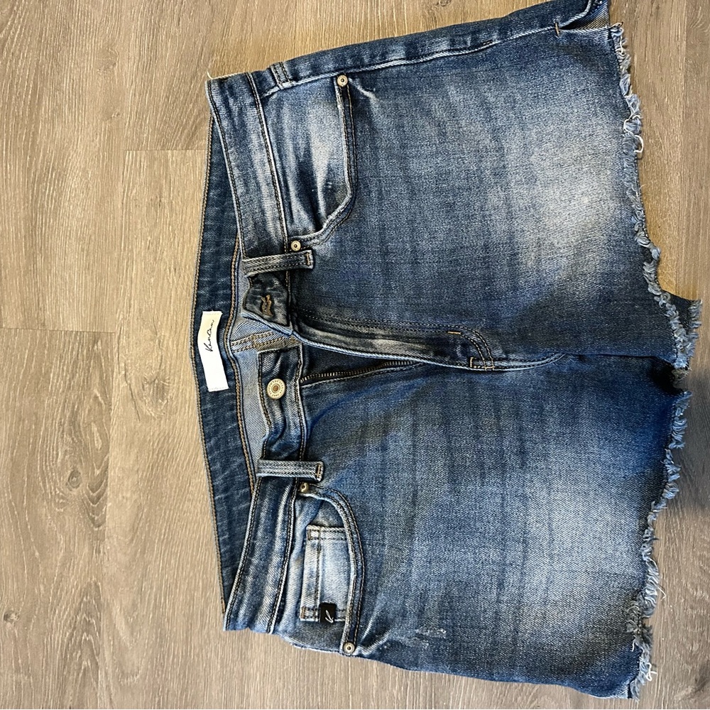 Kan can short . Med rise like new!